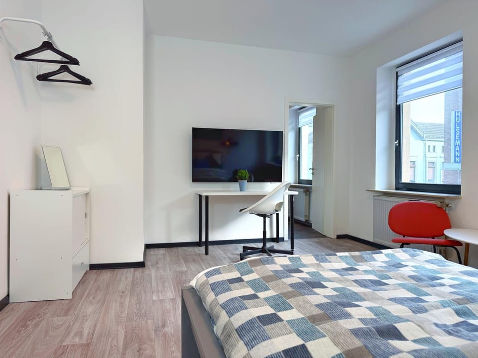 Bed, TV and multimedia, Photo of the whole room, Bedroom