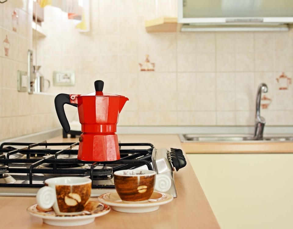 Coffee/tea facilities, Kitchen or kitchenette, stove