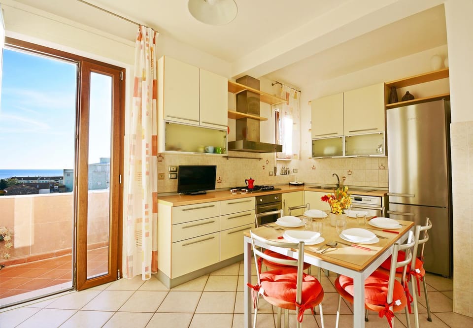 Kitchen or kitchenette, Dining area, dishwasher, oven, pet friendly, stove