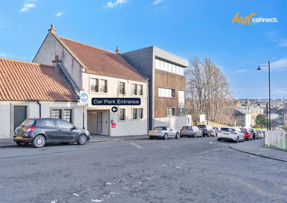Comfortable 2 Bed Airdrie Flat w Private Parking Apartment in Airdrie