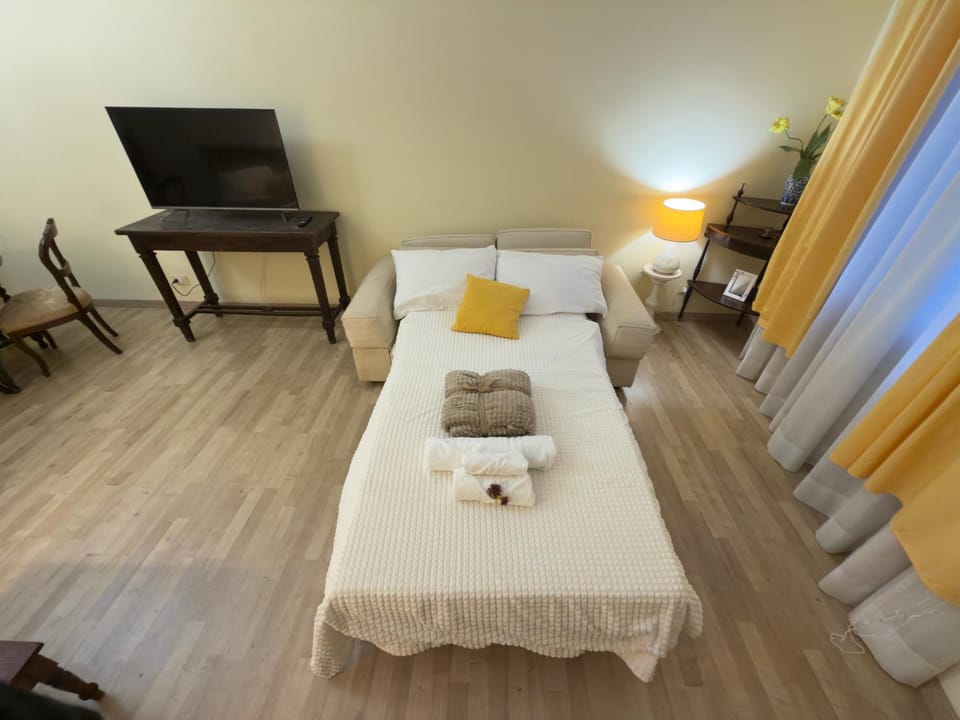 Communal lounge/ TV room, Bed, TV and multimedia, towels