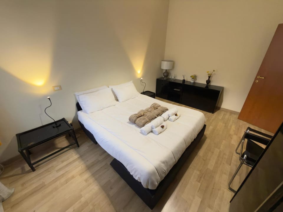 Bed, Bedroom, towels