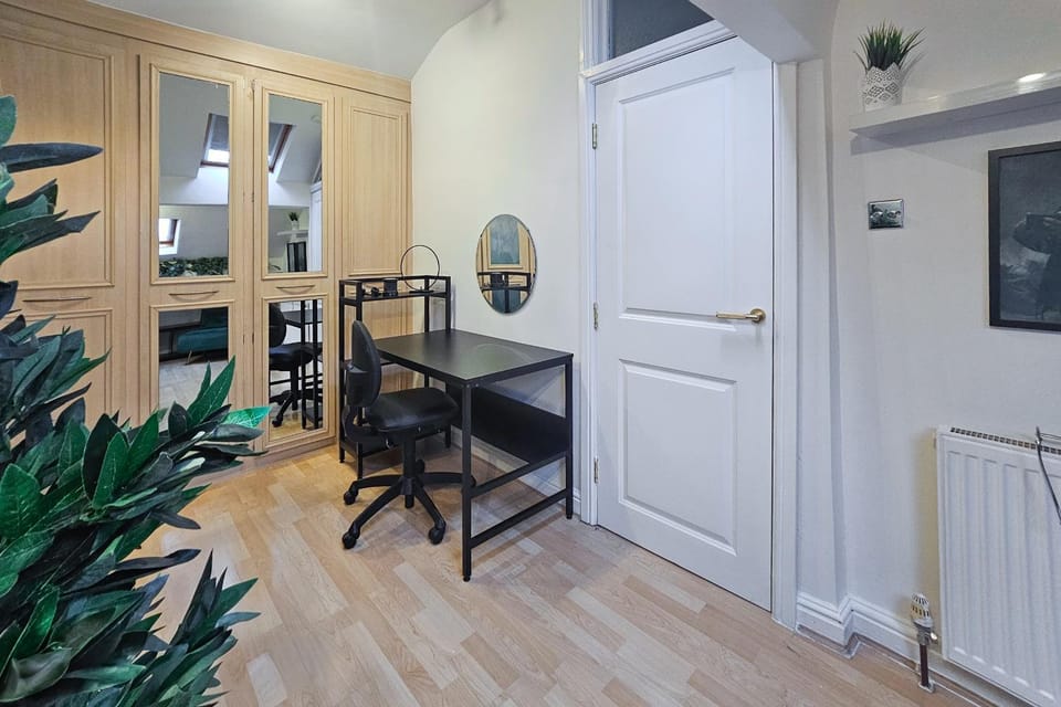 Massive and Stylish 5 Bed House - Sleeps 13 - Free Parking House in Manchester