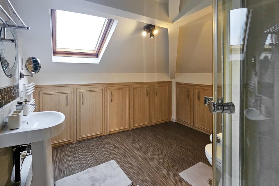 Massive and Stylish 5 Bed House - Sleeps 13 - Free Parking House in Manchester