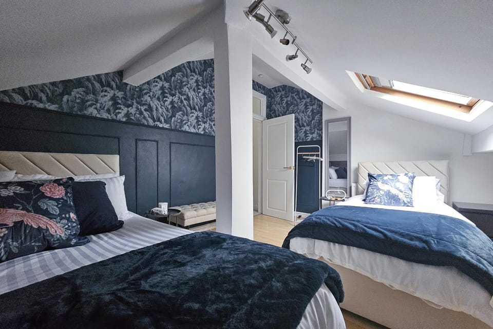 Massive and Stylish 5 Bed House - Sleeps 13 - Free Parking House in Manchester