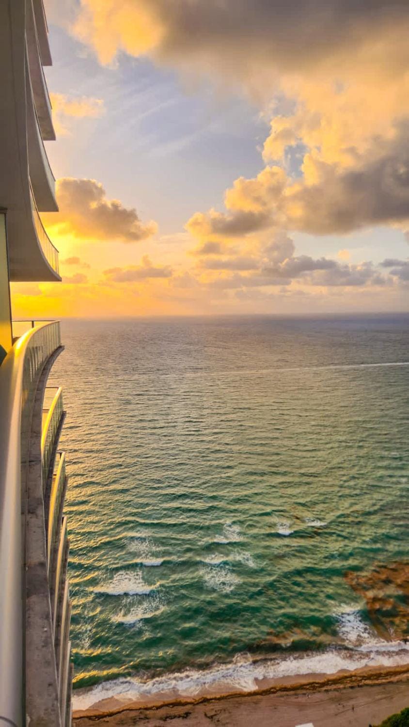 30th Floor Oceanfront Condo Stunning Sunset Views Apartment in Hollywood Beach