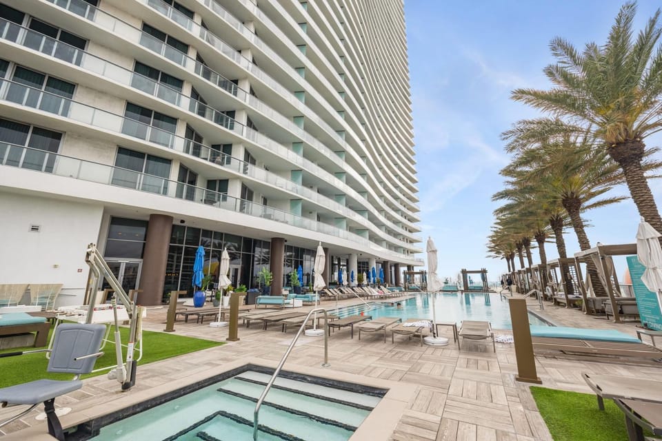 30th Floor Oceanfront Condo Stunning Sunset Views Apartment in Hollywood Beach