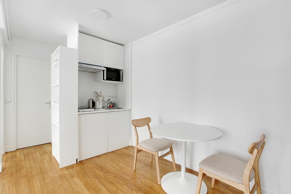 Kitchen or kitchenette, Dining area