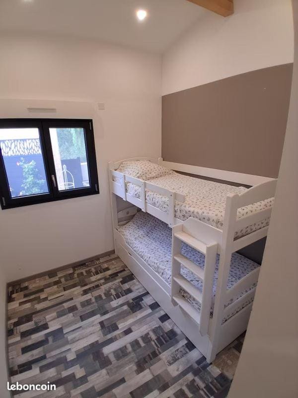 Bedroom, bunk bed