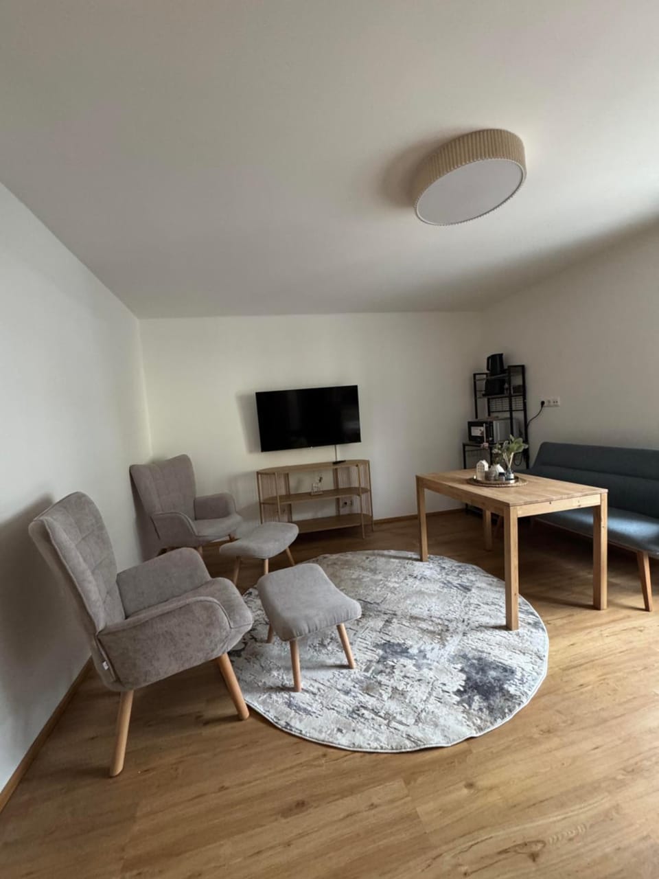 TV and multimedia, Living room, Seating area, Evening entertainment