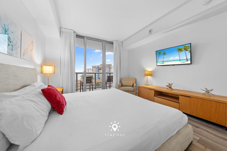 Amazing Apartment with Bay View Balcony Near Beach Apartment in Hallandale Beach