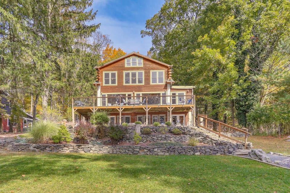 Huge Waterfront Home w/ Dock on Lake Wallenpaupack House in Lake Wallenpaupack
