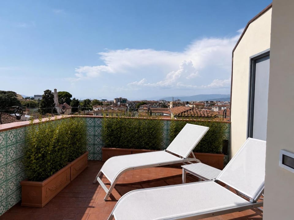 Balcony/Terrace, sunbed