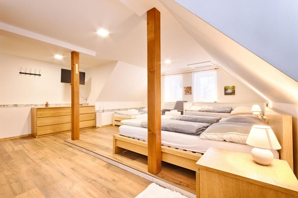 Bed, TV and multimedia, Photo of the whole room, Bedroom, towels