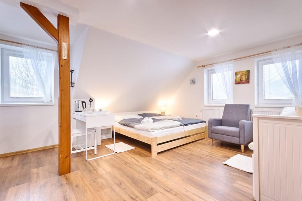 Bed, Photo of the whole room, Seating area, Bedroom
