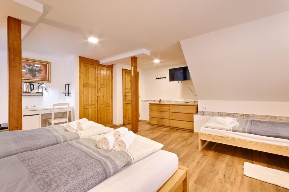 Bed, TV and multimedia, Photo of the whole room, Bedroom, towels