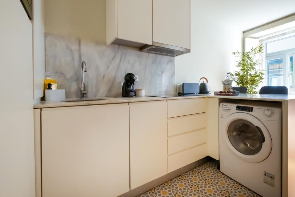 Magnolia 3 Luxury with AC Metro Downtown Porto Apartment in Porto