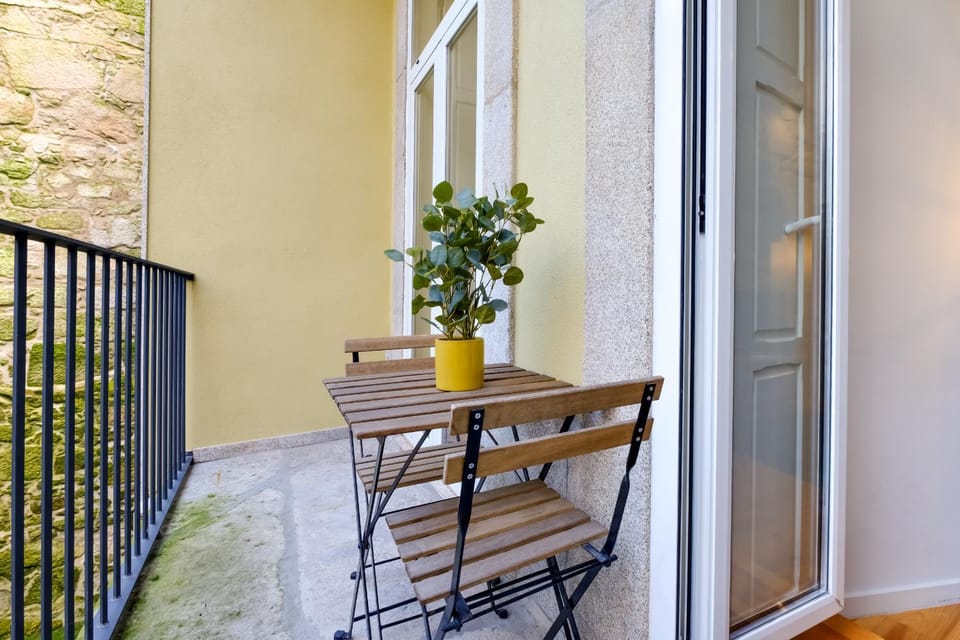 Luxury Style 8 with AC Downtown Porto near Metro Apartment in Porto