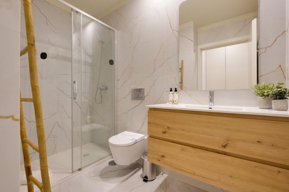 Luxury Style 8 with AC Downtown Porto near Metro Apartment in Porto