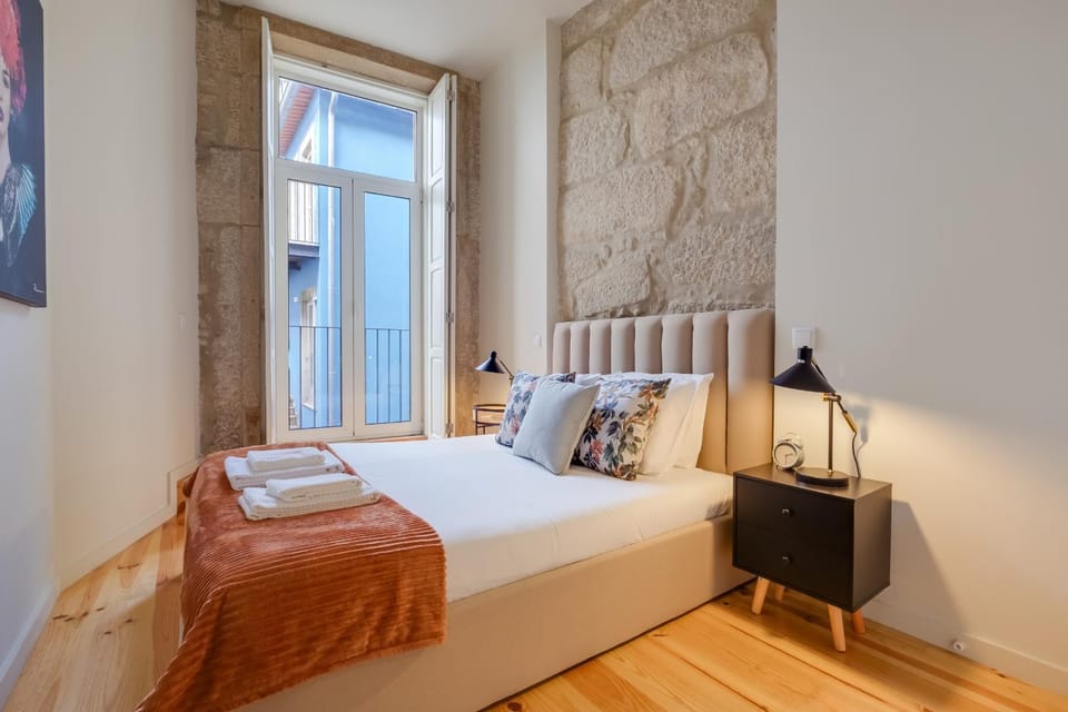 Luxury Style 8 with AC Downtown Porto near Metro Apartment in Porto