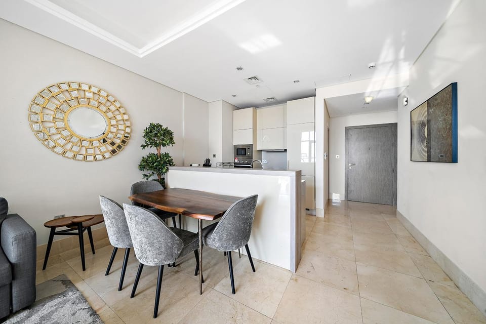 Upscale 1BR with Beach Access on Palm Jumeirah Apartment in Dubai