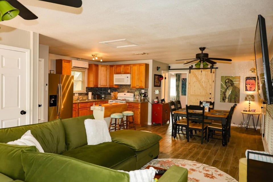 Disco Oasis-Dog luv-Outdoor Shower-Bonus Camper! House in Canyon Lake