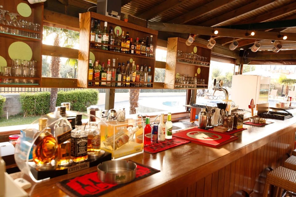 Lounge or bar, Food and drinks
