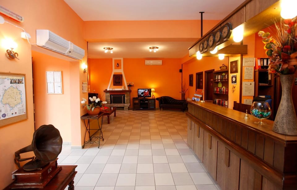 TV and multimedia, Living room, Seating area, air conditioner