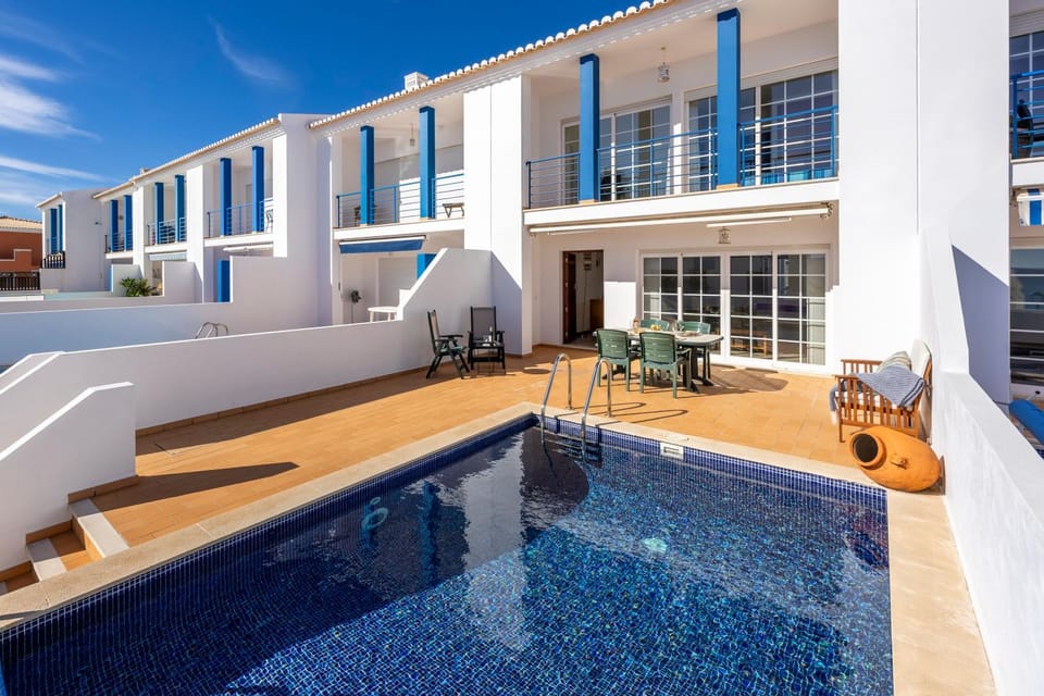 Swimming pool, sunbed