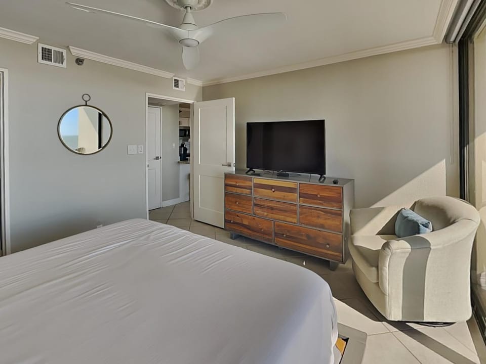Bed, Day, TV and multimedia, Seating area, Bedroom, furniture