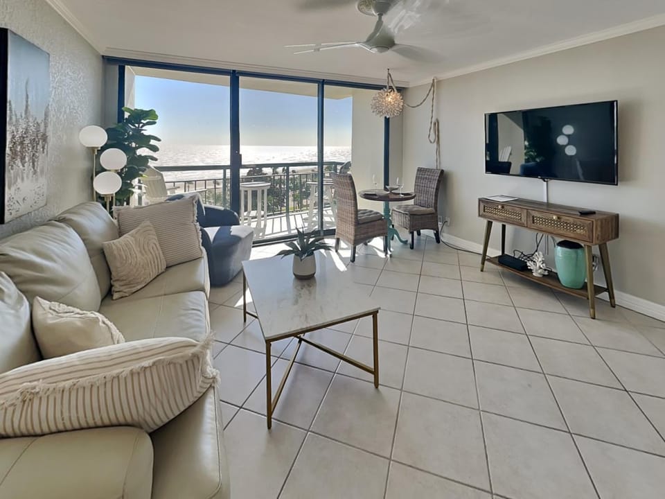 Day, TV and multimedia, View (from property/room), Balcony/Terrace, Living room, Seating area, Dining area, City view, Sea view, furniture