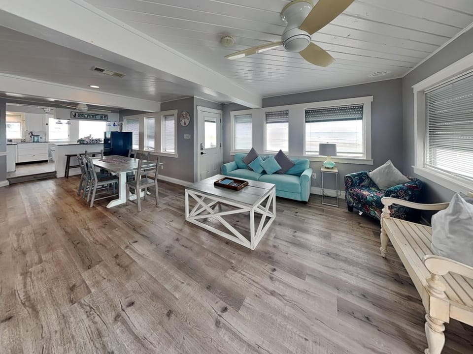 Oceanfront Vista House in Hitchcock