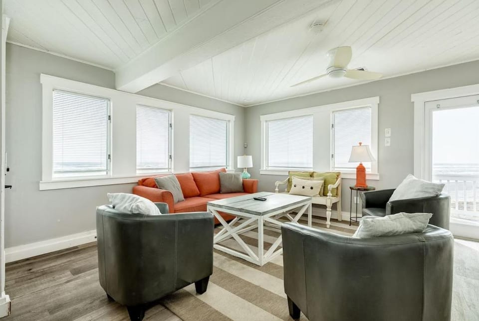 Day, Living room, Seating area, furniture