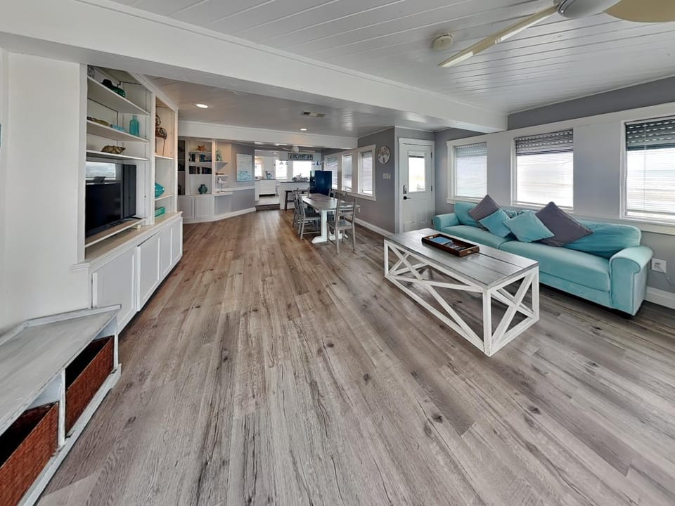 Oceanfront Vista House in Hitchcock