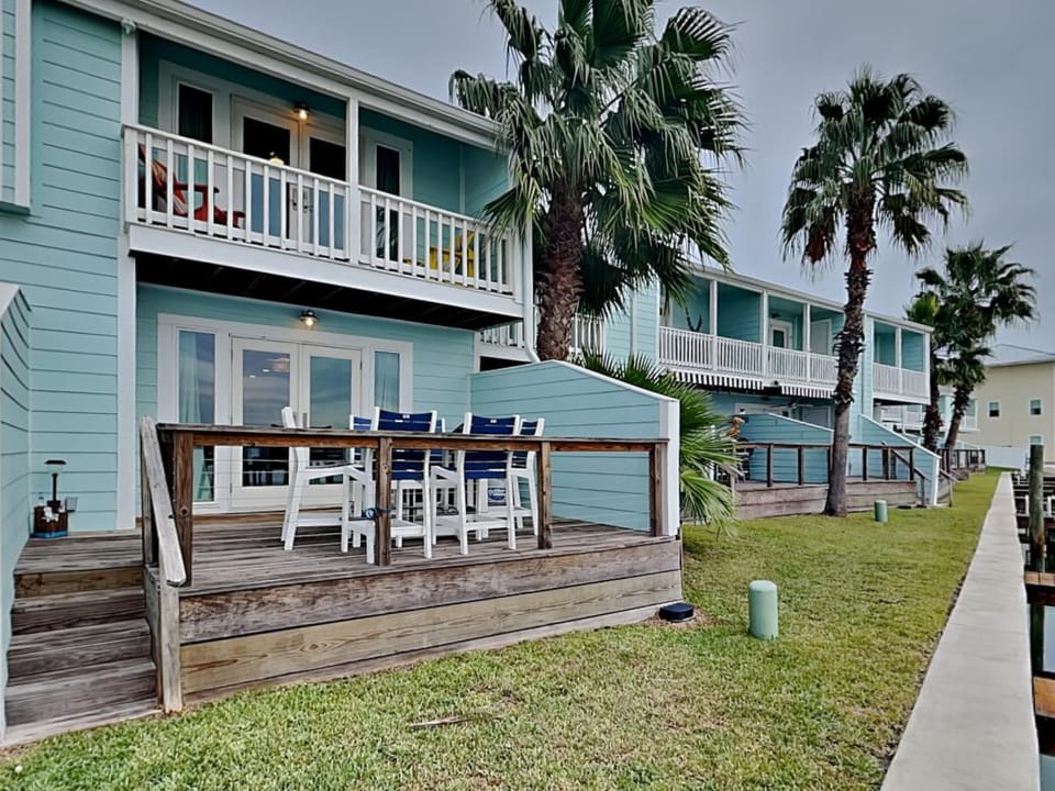 Property building, Patio, Natural landscape, Garden, Balcony/Terrace, Seating area, Dining area, Parking