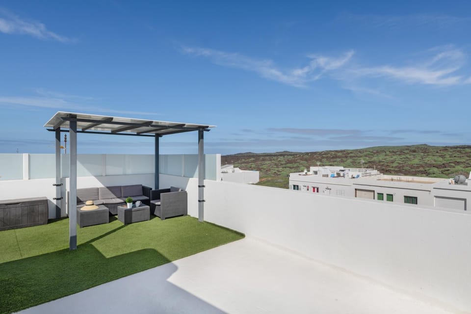 Property building, Balcony/Terrace, Living room