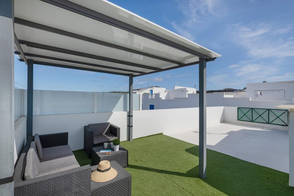 Property building, Balcony/Terrace, Living room