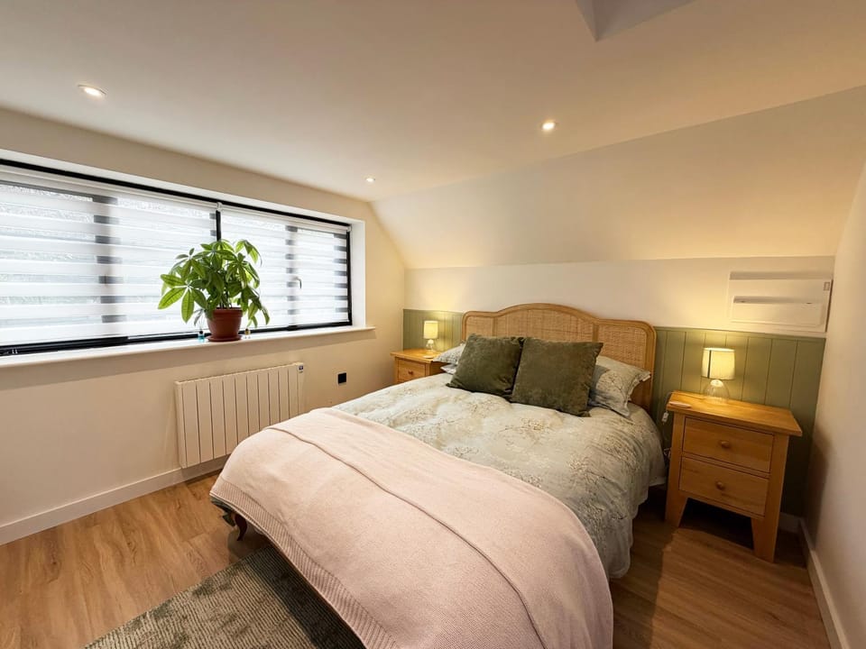 Bed, Photo of the whole room, Bedroom, internet