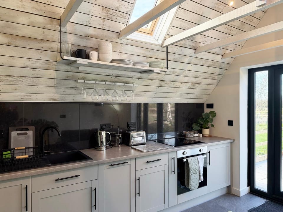 Coffee/tea facilities, Kitchen or kitchenette, dishwasher, oven, stove, toaster