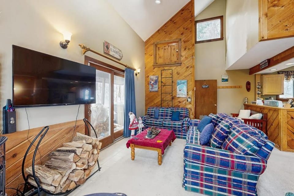 Snowy Day Chalet House in Killington