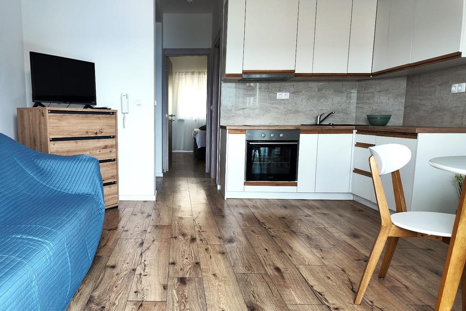 TV and multimedia, Kitchen or kitchenette, Living room, Seating area, Dining area, stove