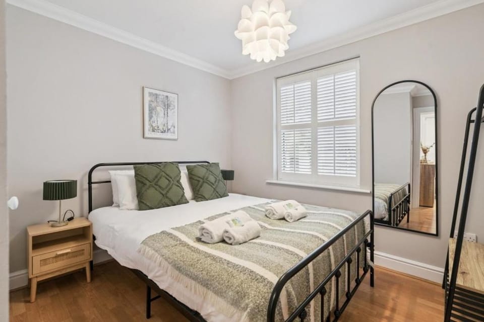 2BR Ground Floor - Parking - Central Location - By Tempstay Apartment in Windsor