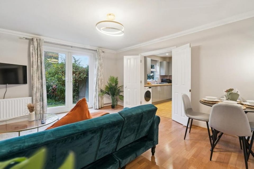 2BR Ground Floor - Parking - Central Location - By Tempstay Apartment in Windsor