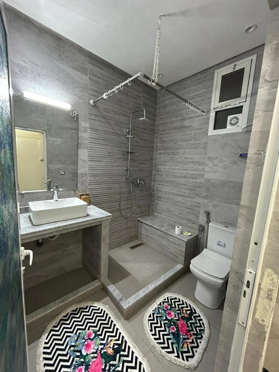 Shower, Toilet, Bathroom, bidet, towels