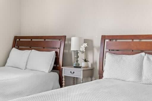 Trinity Groves Retreat - Large Modern 5 BR Home House in Dallas