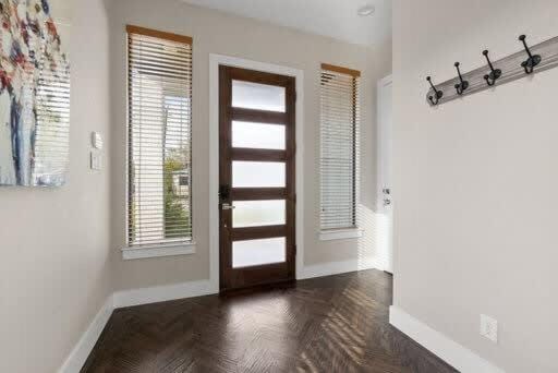Trinity Groves Retreat - Large Modern 5 BR Home House in Dallas