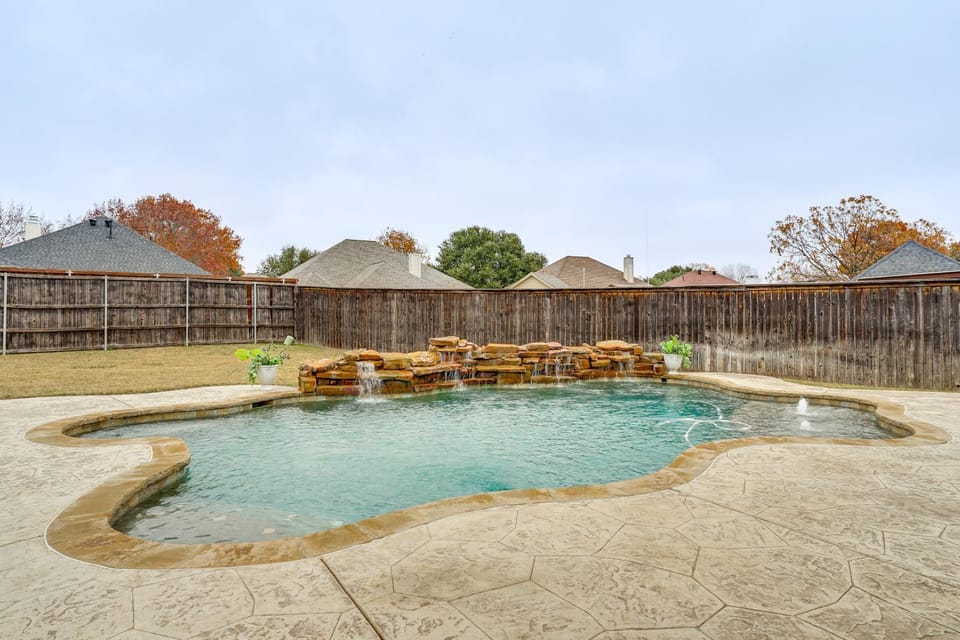 Group-Friendly Burleson Getaway w/ Outdoor Oasis House in Burleson