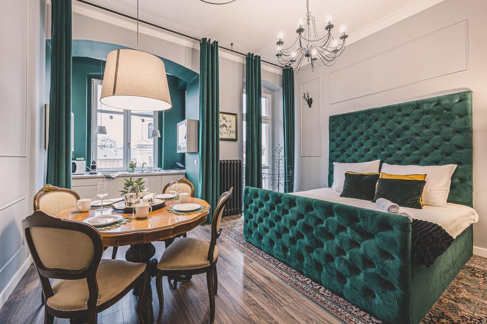 Bed, Living room, Photo of the whole room, Seating area, Dining area, Bedroom