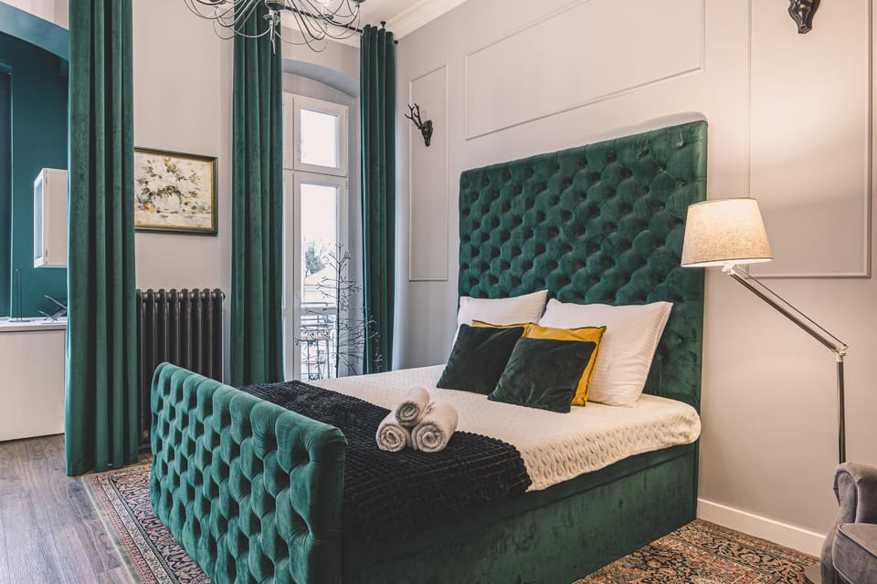 Bed, Living room, Photo of the whole room, Seating area, Bedroom, towels