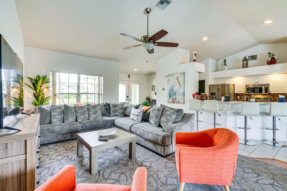 Poolside Lounge & Game Area: Cape Coral Retreat House in Cape Coral